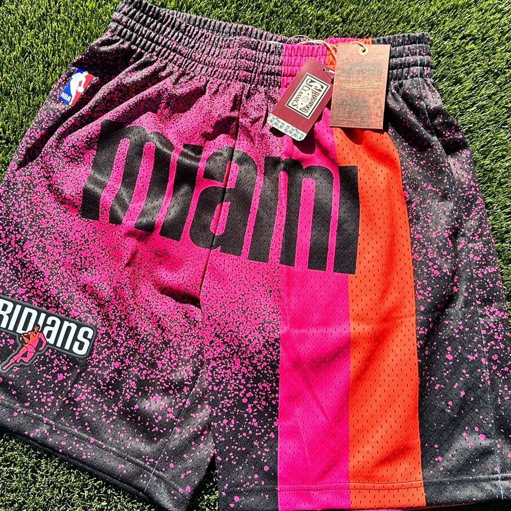 Miami Heat Retro NBA Swingman Mitchell & Ness Shorts Size Medium NWT